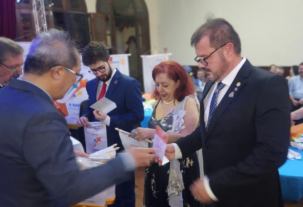 Presidente Danillo recebendo premiação das mãos do Governador Paulo Kudo
