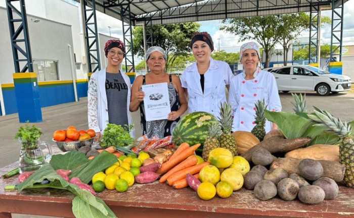 Equipe da oficina entrega certificado em Nova Olinda - Foto: Setas/Governo do Tocantins